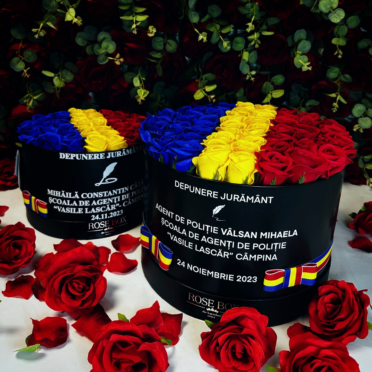 Cutie neagră mare cu tricolor și 51 trandafiri inscripționată cu mesaj personalizat
