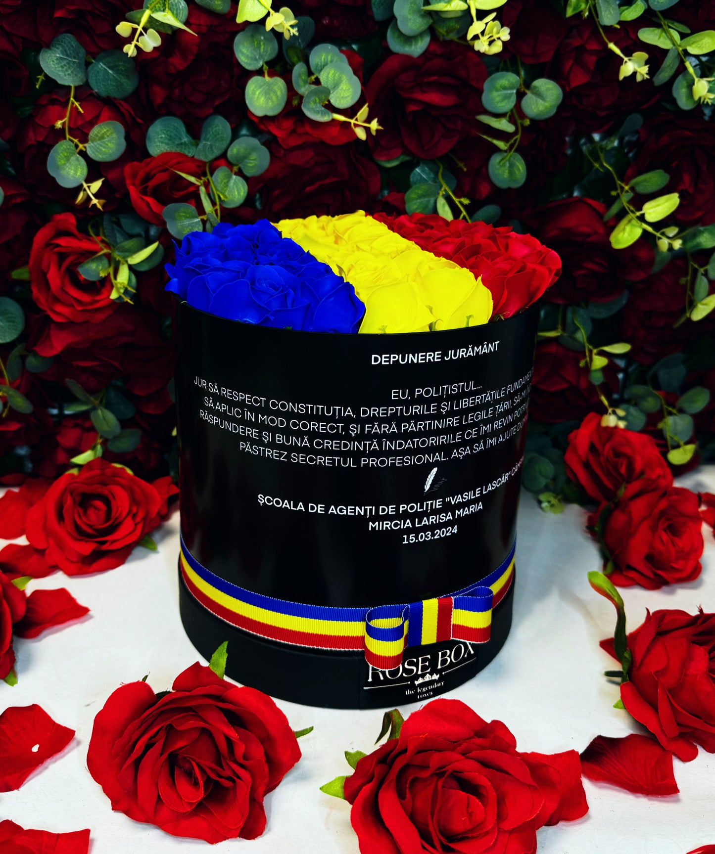Cutie neagră medie cu tricolor și trandafiri inscripționată cu mesaj personalizat
