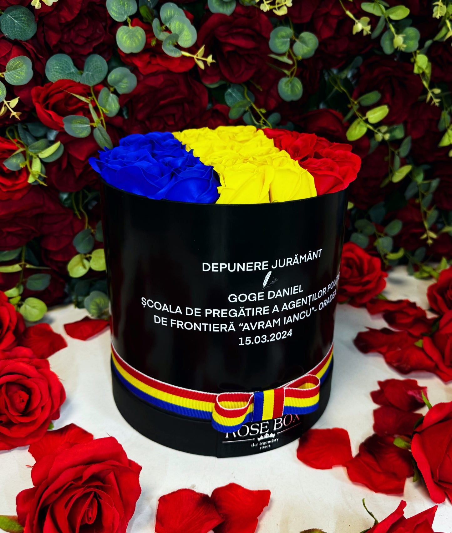 Cutie neagră medie cu tricolor și trandafiri inscripționată cu mesaj personalizat