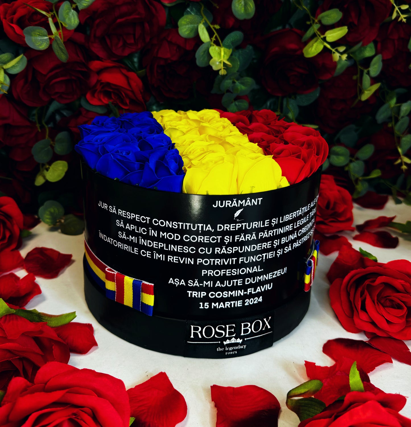 Cutie neagră medie cu tricolor și trandafiri inscripționată cu mesaj personalizat
