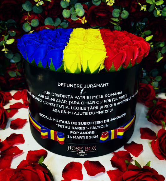 Cutie mare neagră cu tricolor și 65 trandafiri inscripționată cu mesaj personalizat