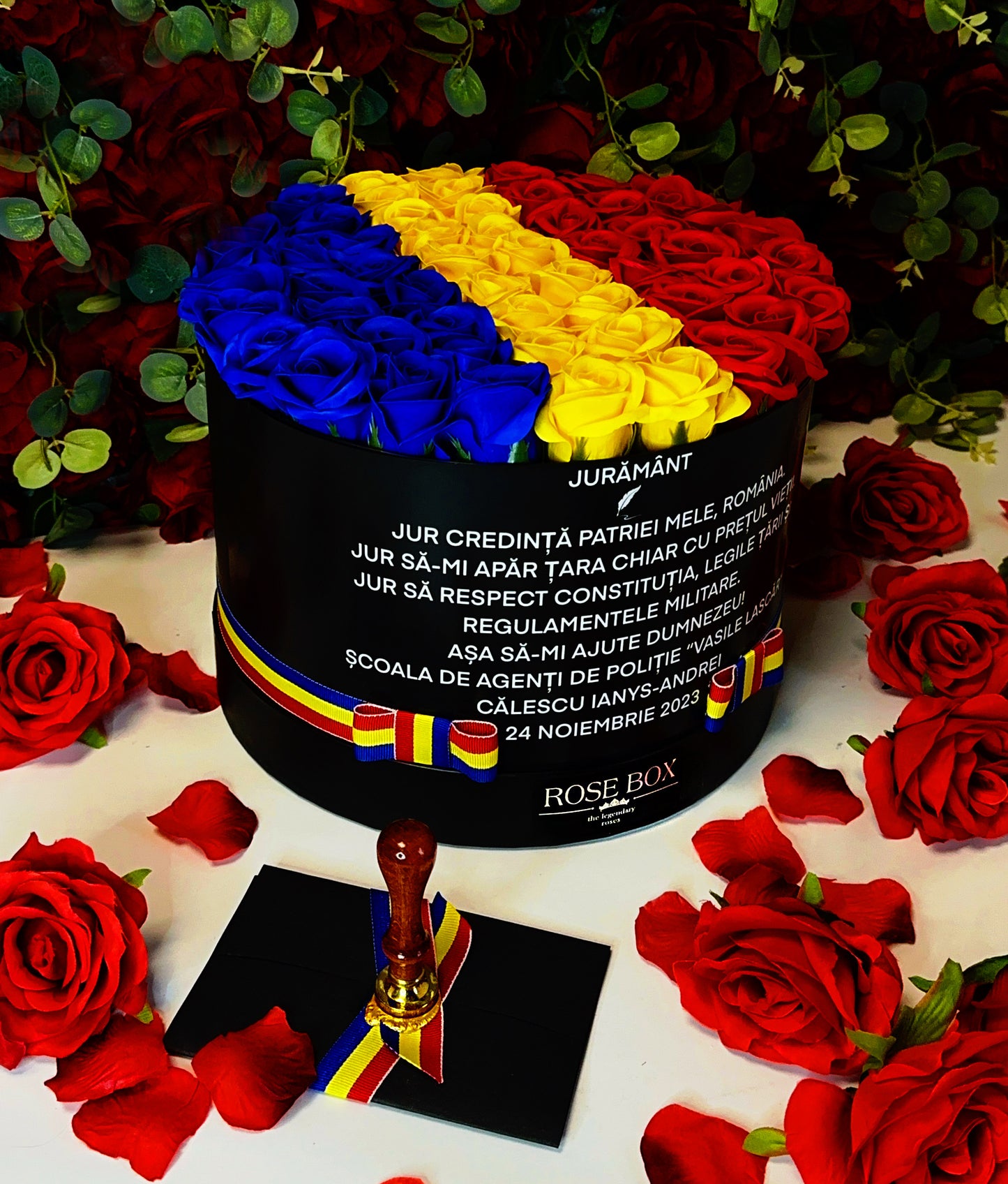 Cutie neagră mare cu tricolor și 51 trandafiri inscripționată cu mesaj personalizat