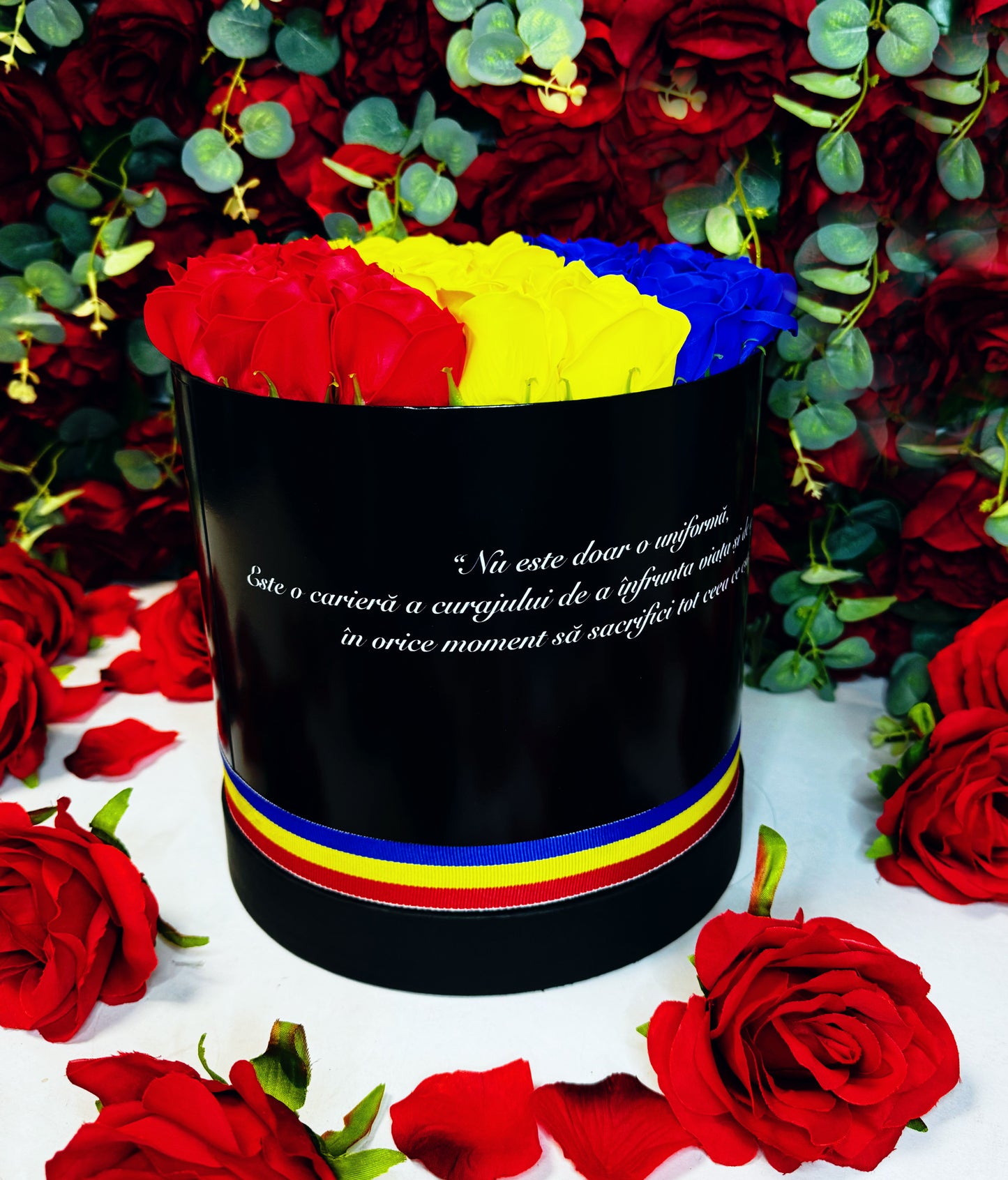 Cutie neagră medie cu tricolor și trandafiri inscripționată cu mesaj personalizat
