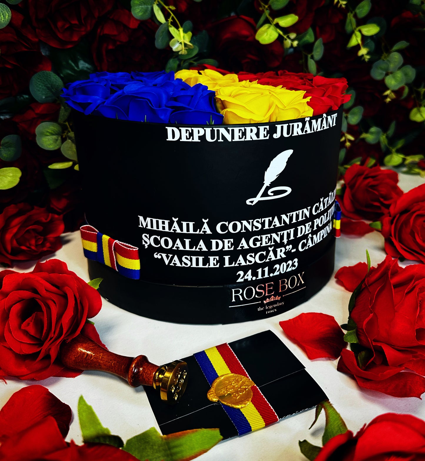 Cutie neagră mare cu tricolor și 51 trandafiri inscripționată cu mesaj personalizat
