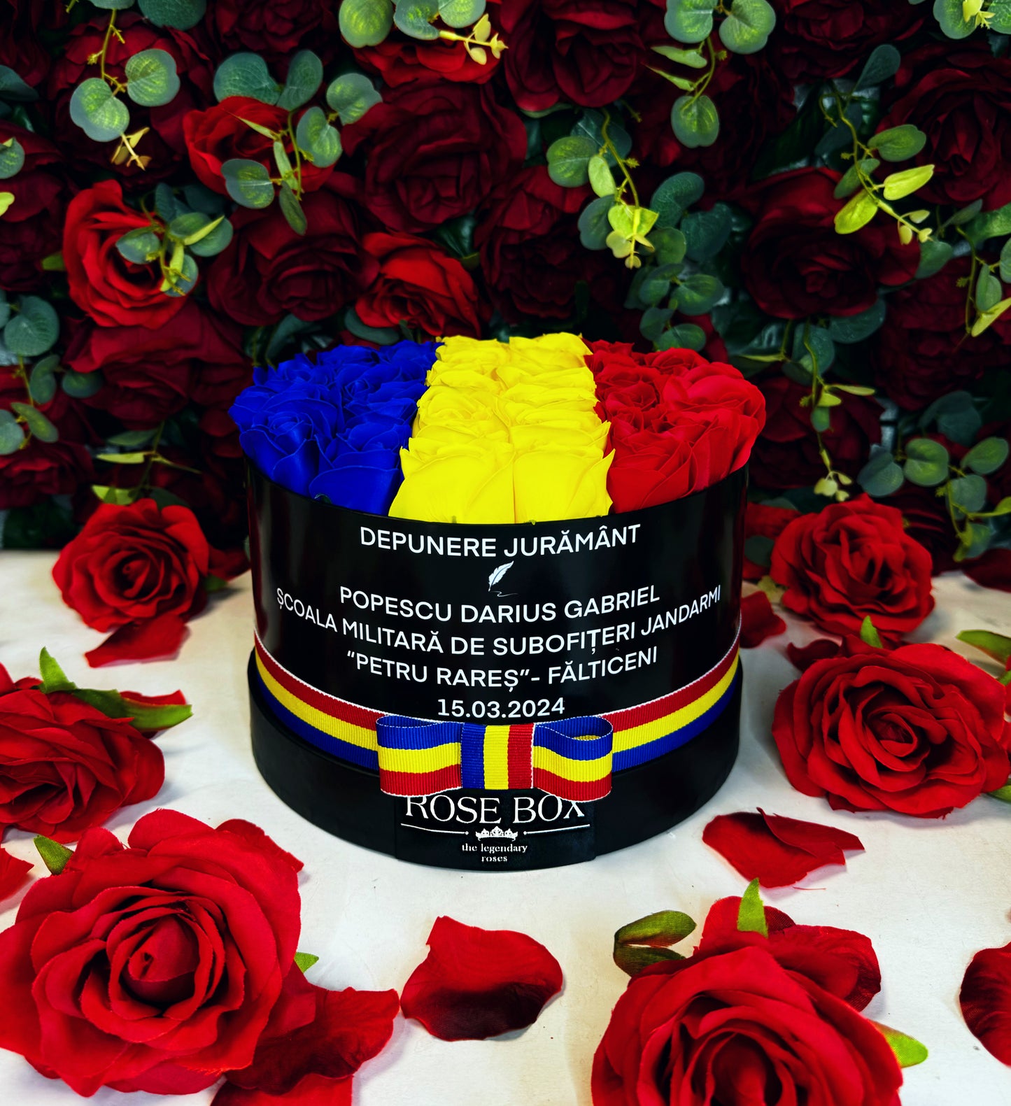 Cutie neagră medie cu tricolor și trandafiri inscripționată cu mesaj personalizat