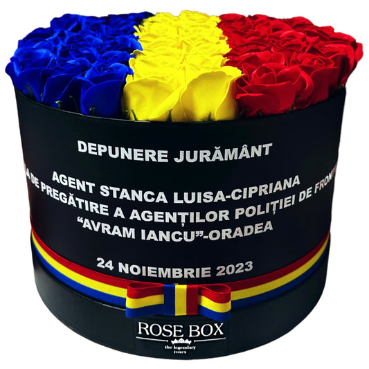 Cutie neagră mare cu tricolor și 51 trandafiri inscripționată cu mesaj personalizat