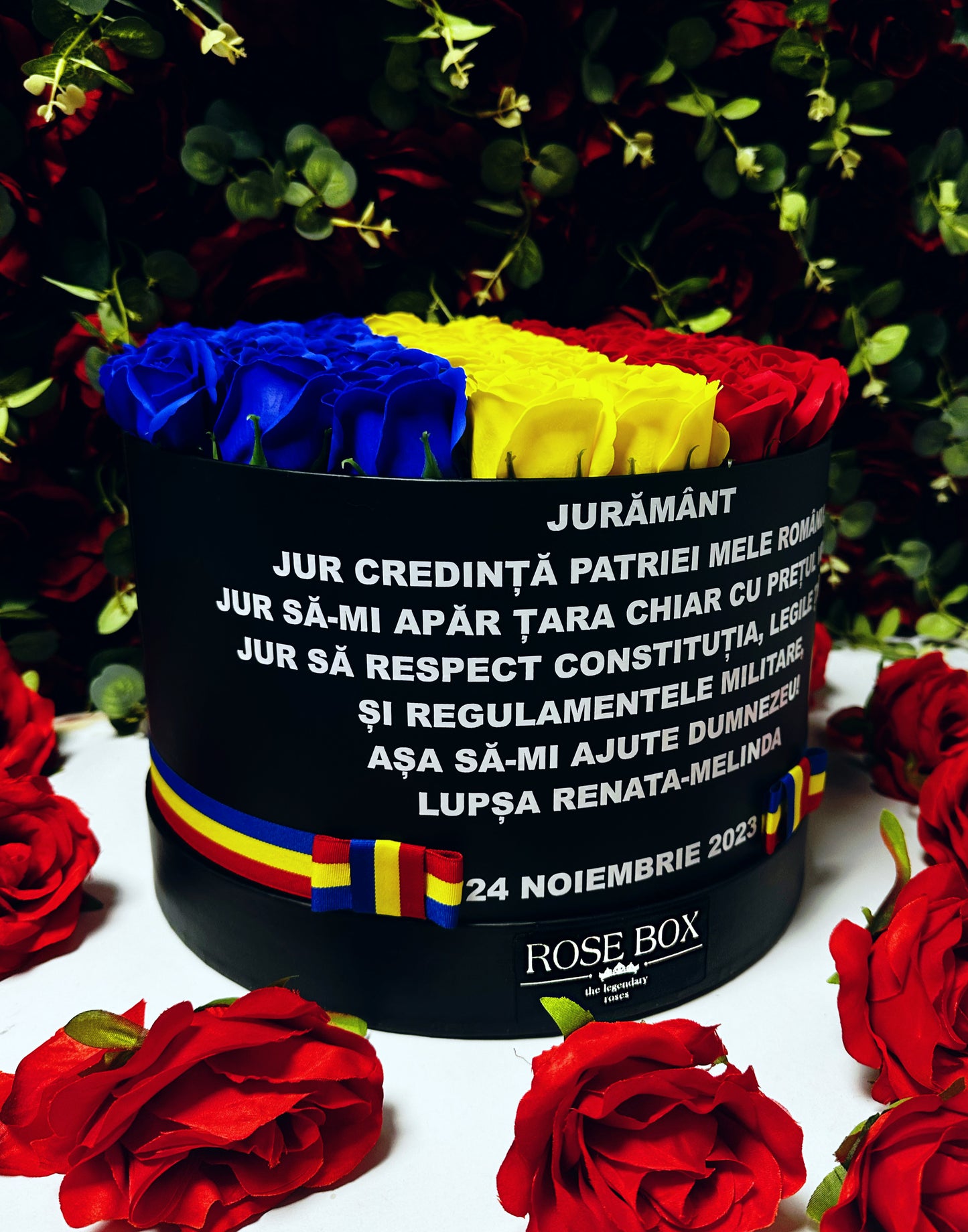 Cutie neagră mare cu tricolor și 51 trandafiri inscripționată cu mesaj personalizat