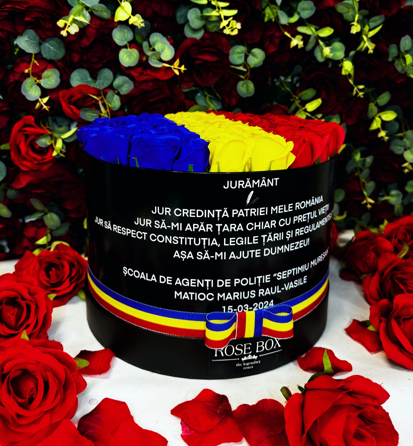 Cutie neagră mare cu tricolor și 51 trandafiri inscripționată cu mesaj personalizat