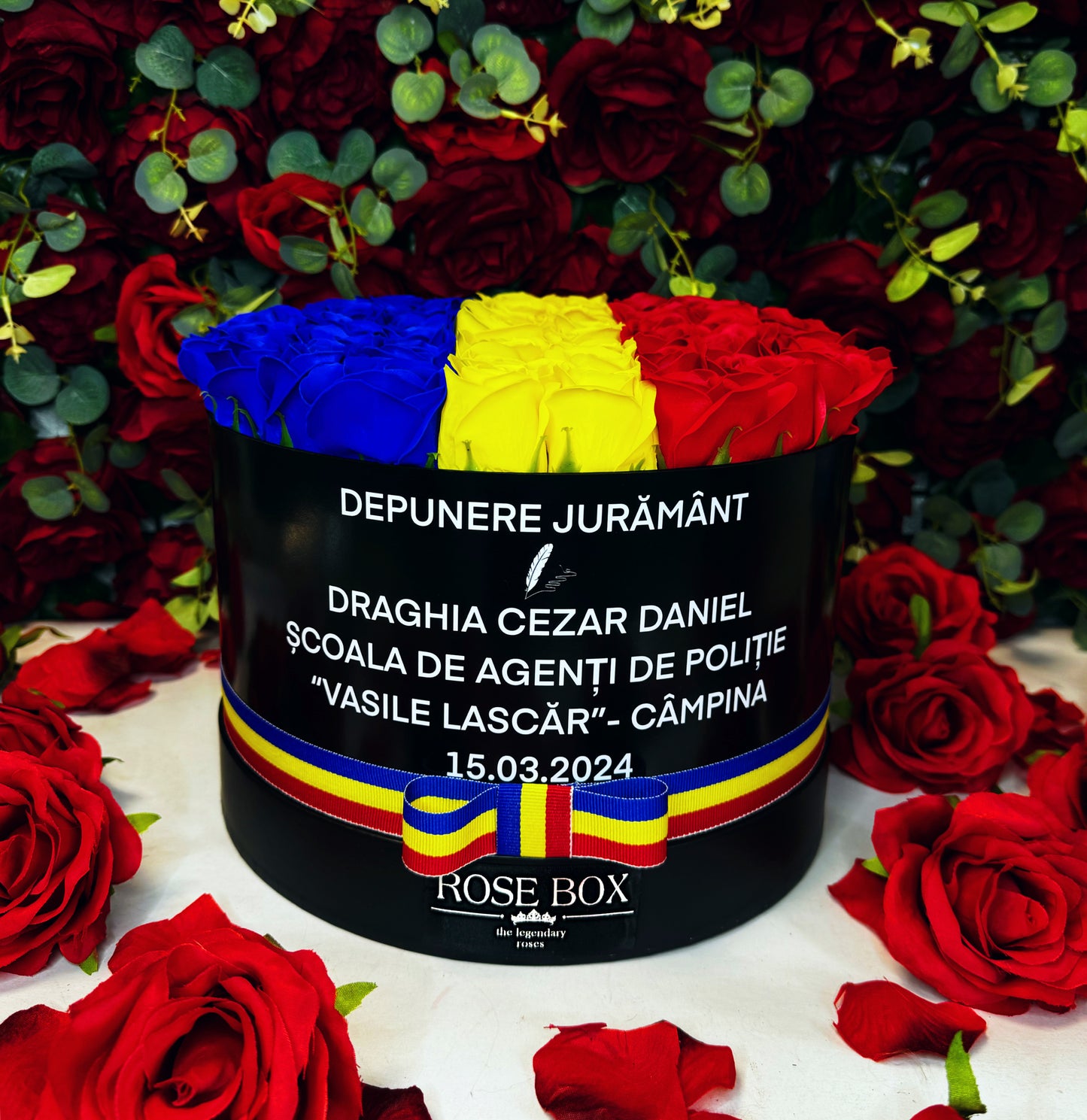 Cutie neagră mare cu tricolor și 51 trandafiri inscripționată cu mesaj personalizat