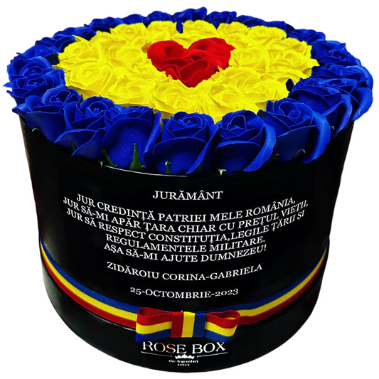 Cutie neagră mare cu tricolor și 51 trandafiri inscripționată cu mesaj personalizat