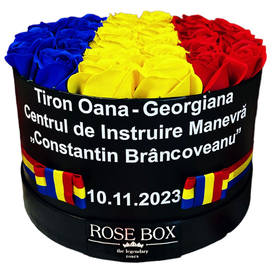 Cutie neagră medie cu tricolor și trandafiri inscripționată cu mesaj personalizat