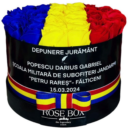 Cutie neagră medie cu tricolor și trandafiri inscripționată cu mesaj personalizat