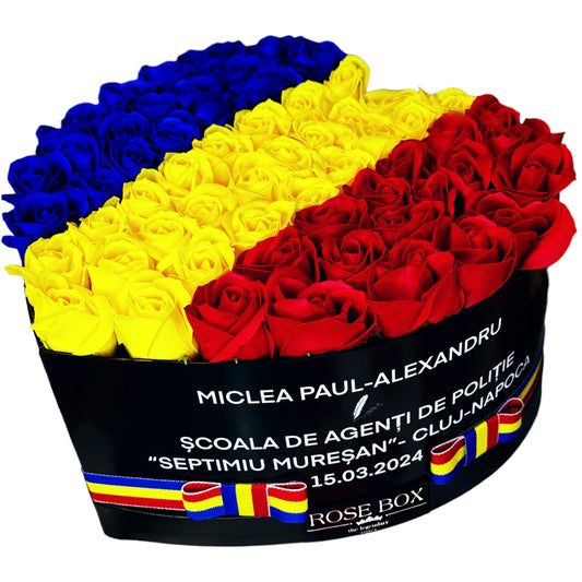 Cutie inimă cu tricolor și 65 trandafiri inscripționată cu mesaj personalizat