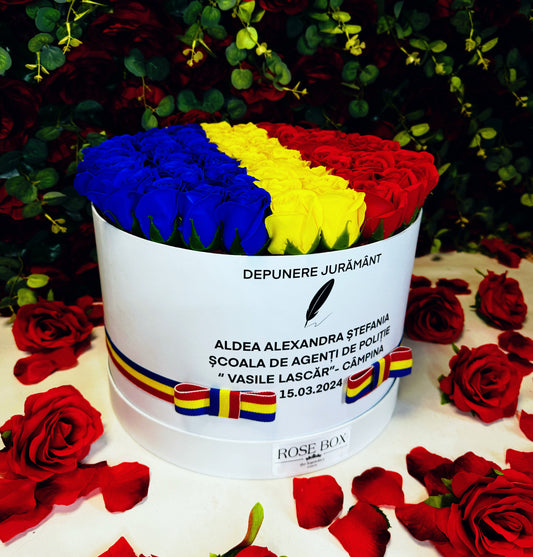 Cutie mare albă cu tricolor și 65 trandafiri inscripționată cu mesaj personalizat