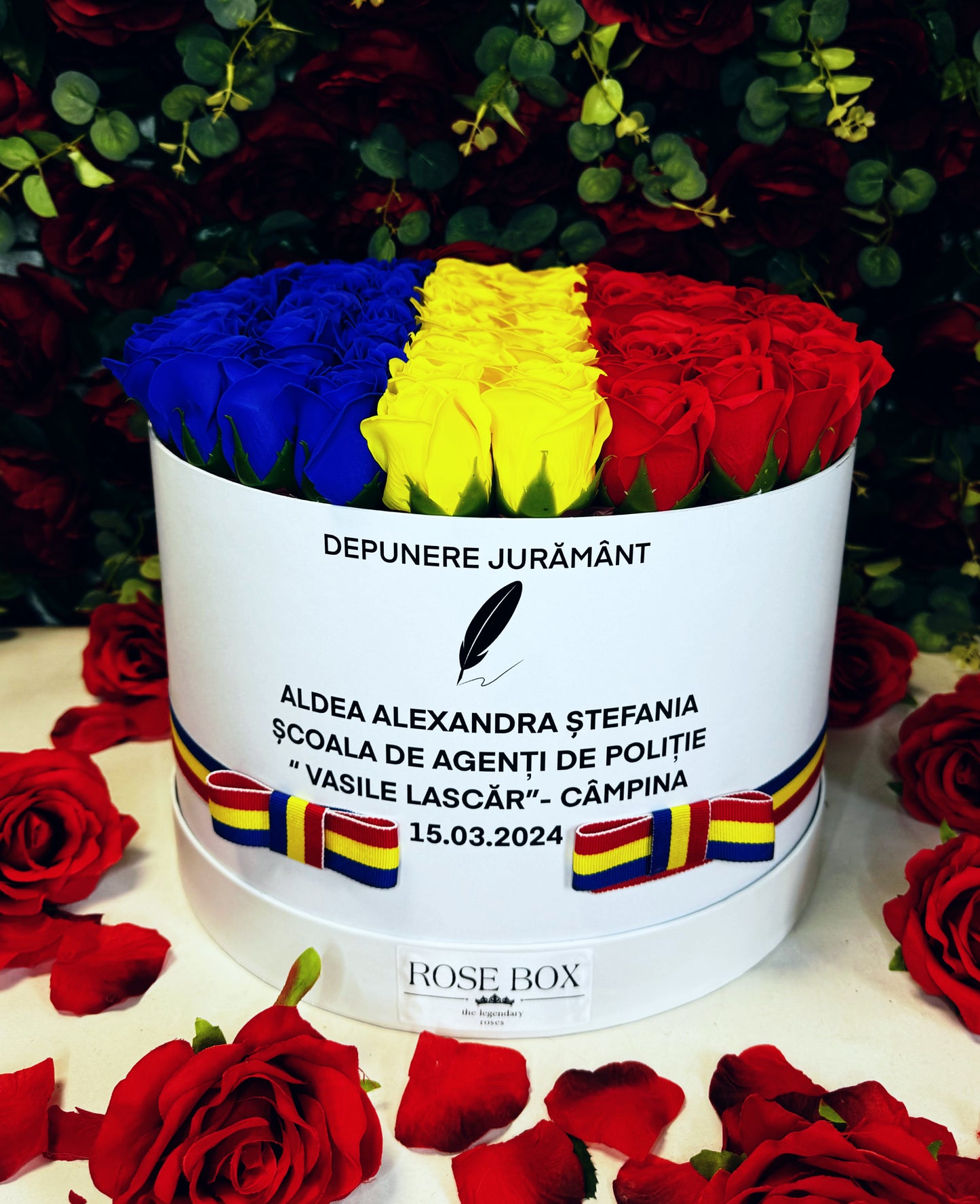 Cutie mare albă cu tricolor și 65 trandafiri inscripționată cu mesaj personalizat