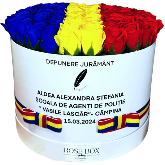 Cutie mare albă cu tricolor și 65 trandafiri inscripționată cu mesaj personalizat