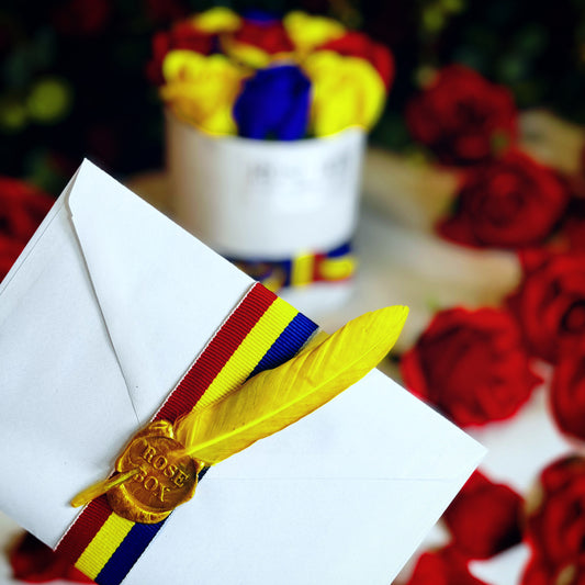 Cutie 9 trandafiri tricolor- FĂRĂ TEXT INSCRIPȚIONAT