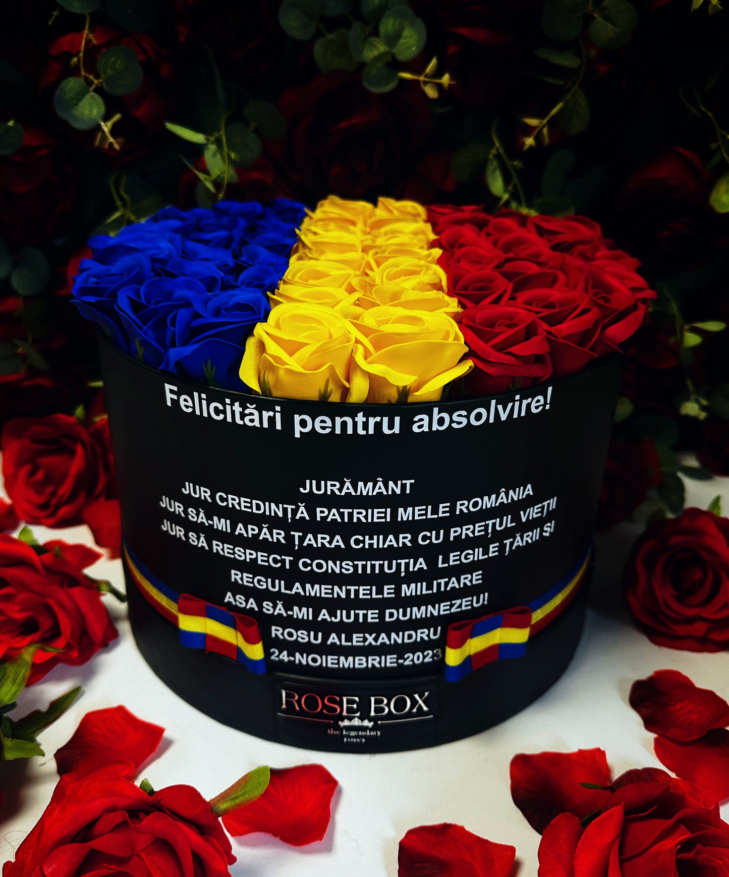 Cutie neagră mare cu tricolor și 51 trandafiri inscripționată cu mesaj personalizat