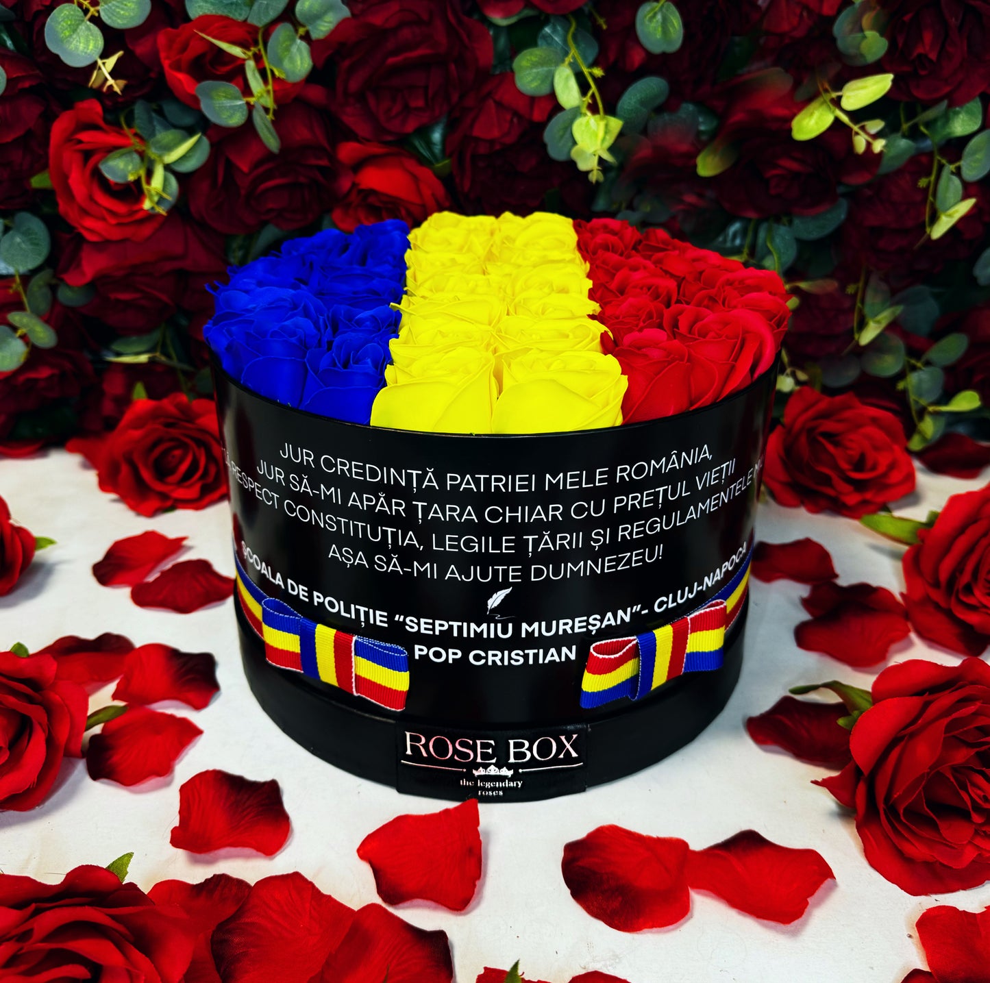 Cutie neagră medie cu tricolor și trandafiri inscripționată cu mesaj personalizat