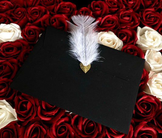 Felicitare în plic negru cu sigiliu cu sclipici auriu și până albă