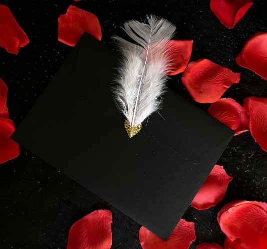 Felicitare în plic negru cu sigiliu cu sclipici auriu și până albă