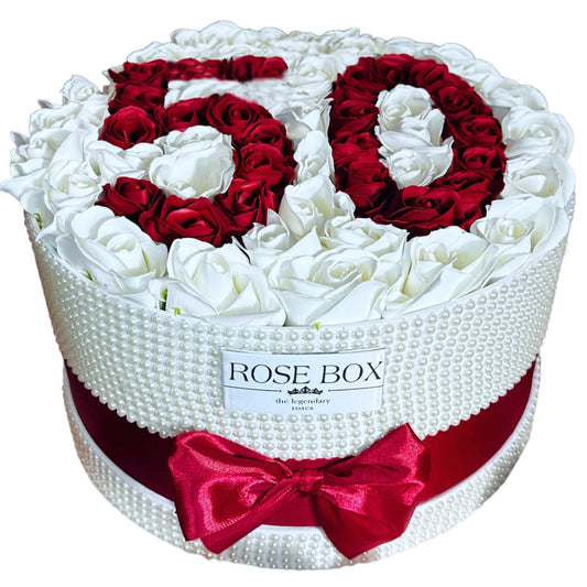 Cutie cu perle și 51 trandafiri alb&roșu personalizată