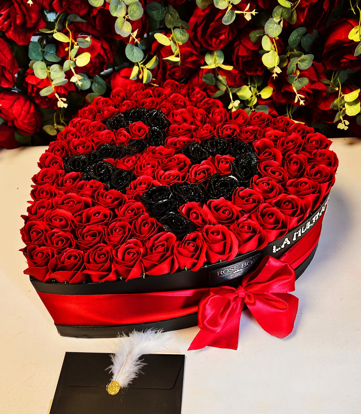 Cutie inimă imensă cu trandafiri roșu&negru cu sclipici personalizată