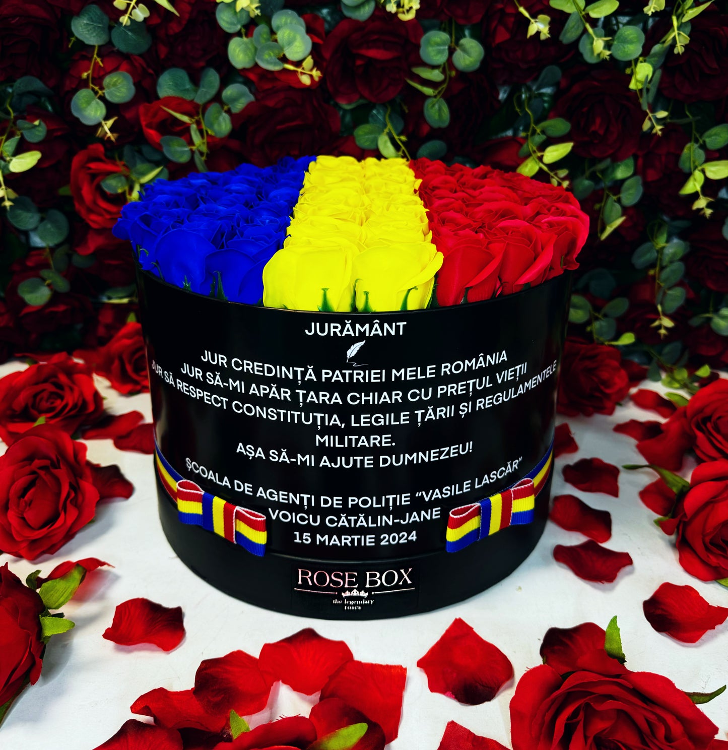 Cutie neagră mare cu tricolor și 51 trandafiri inscripționată cu mesaj personalizat