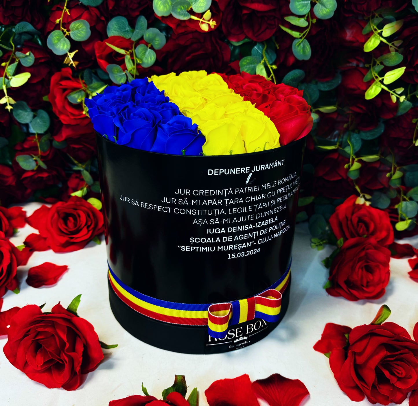 Cutie neagră medie cu tricolor și trandafiri inscripționată cu mesaj personalizat
