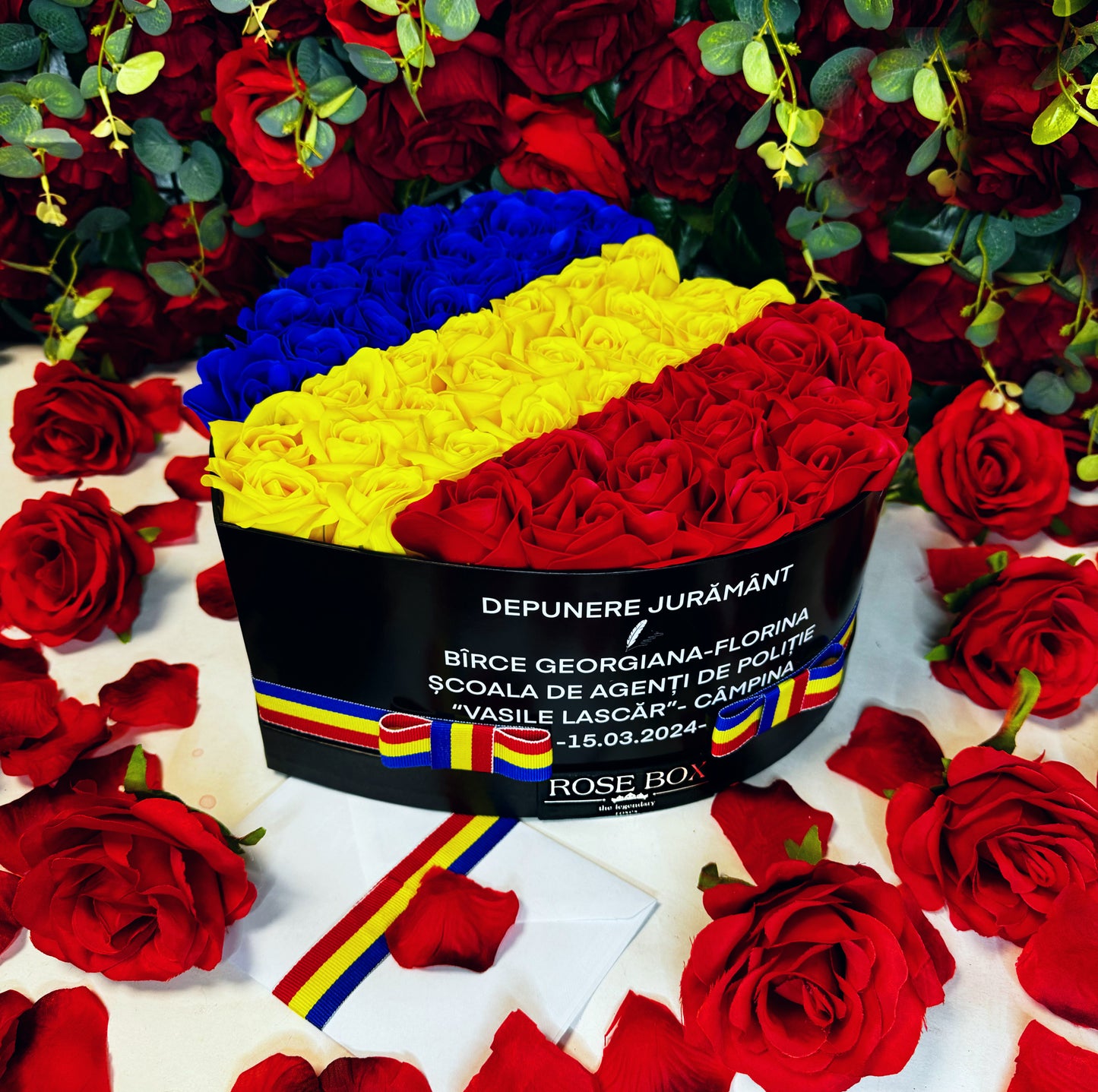 Cutie inimă cu tricolor și 51 trandafiri inscripționată cu mesaj personalizat