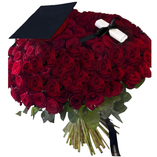 Buchet 101 trandafiri naturali pentru absolvire cu tocă și papirus