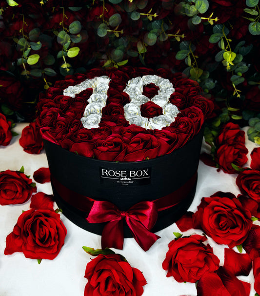 Cutie cu 51 trandafiri roșu&alb premium cu sclipici personalizată