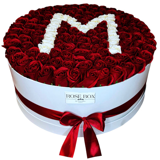 Cutie cu 101 trandafiri roșu&alb personalizată