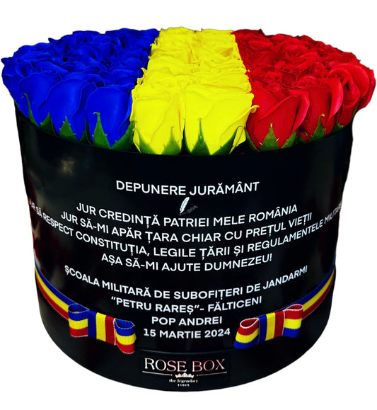 Cutie mare neagră cu tricolor și 65 trandafiri inscripționată cu mesaj personalizat