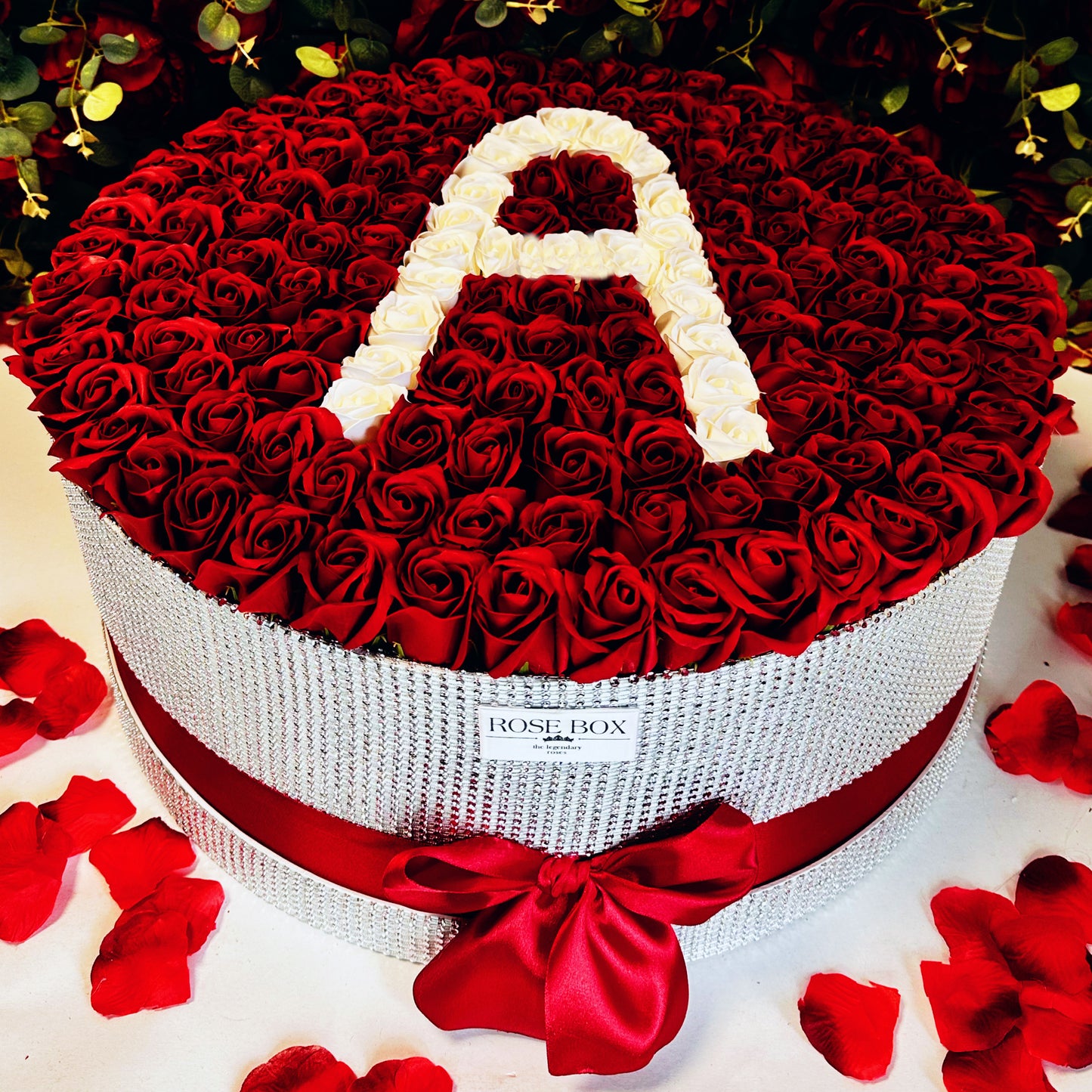 Cutie imensă cu cristale și trandafiri roșu&alb personalizată