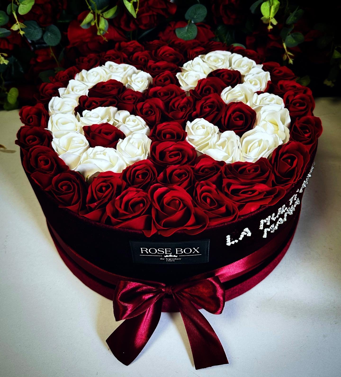 Cutie de catifea bordeaux cu 51 trandafiri roșu&alb personalizată
