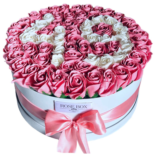 Cutie cu 51 trandafiri roz&alb personalizată