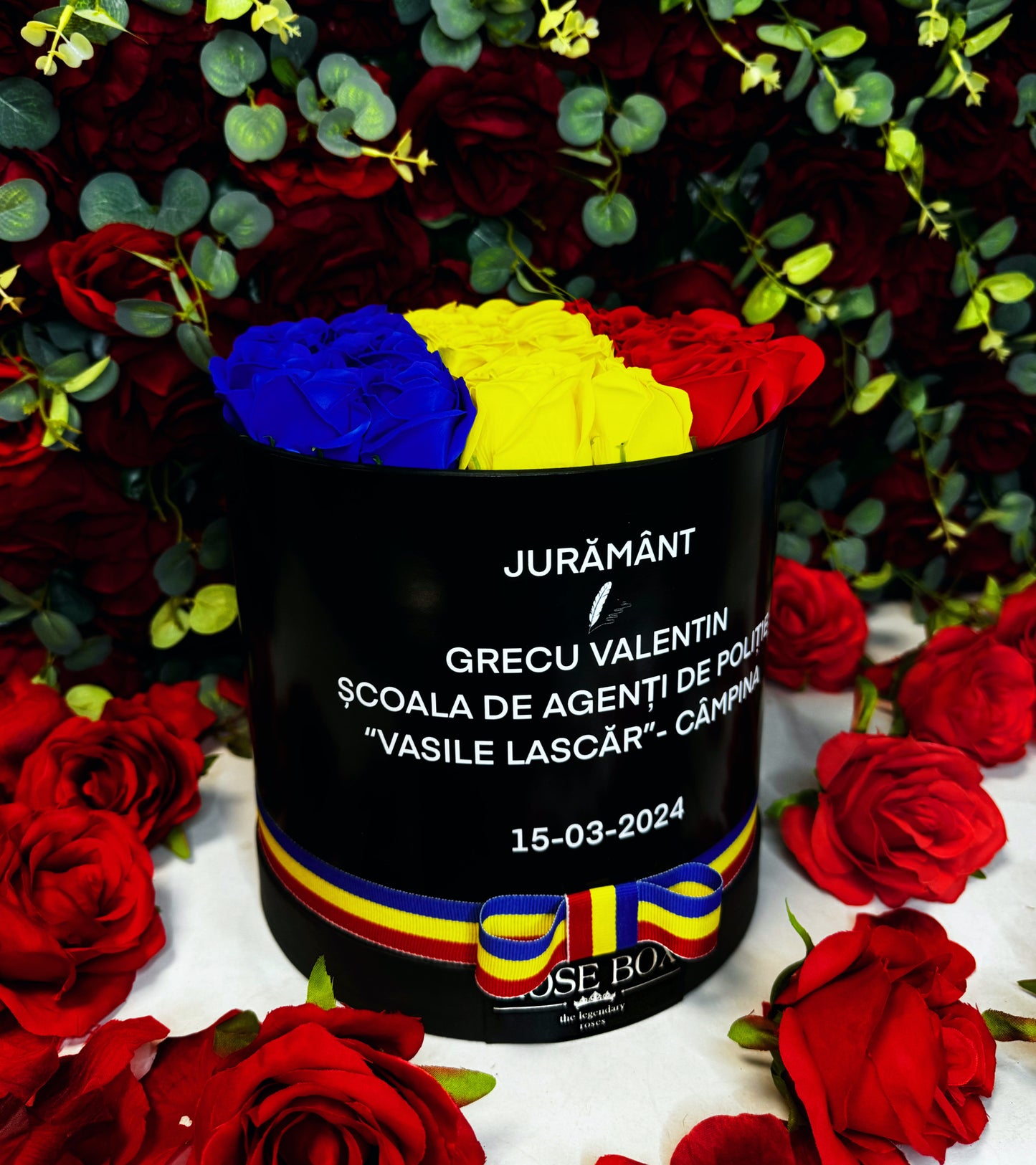 Cutie neagră medie cu tricolor și trandafiri inscripționată cu mesaj personalizat