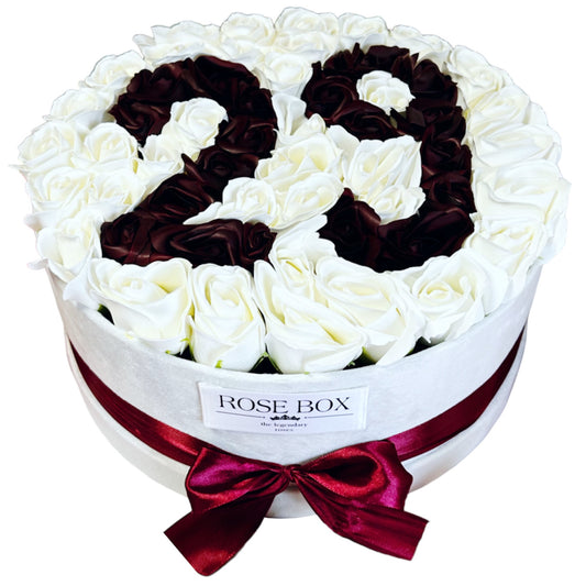 Cutie de catifea cu 51 trandafiri alb&bordeaux personalizată