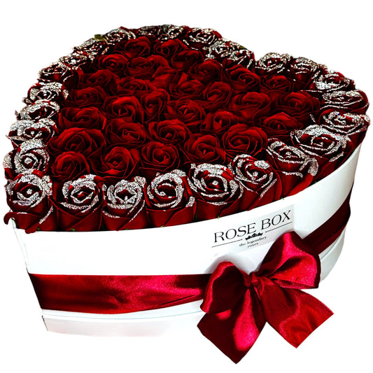 Cutie inimă cu trandafiri roșii și contur premium
