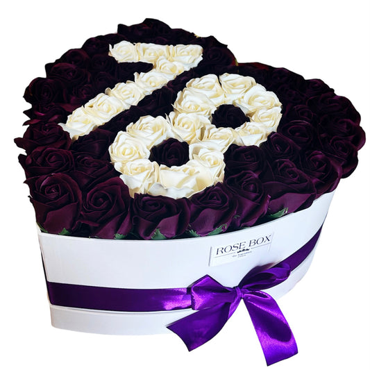 Cutie inimă cu 51 trandafiri violet&alb personalizată