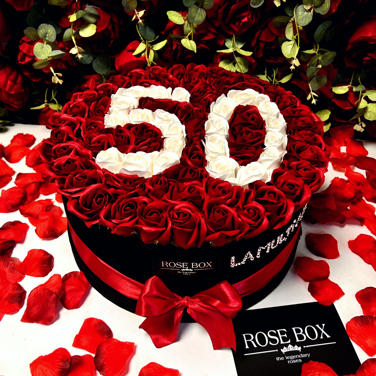 Cutie cu 51 trandafiri roșu&alb personalizată