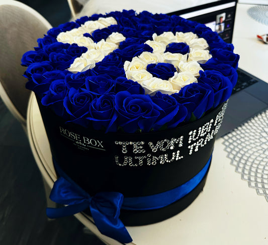 Cutie cu 51 trandafiri albastru&alb personalizată