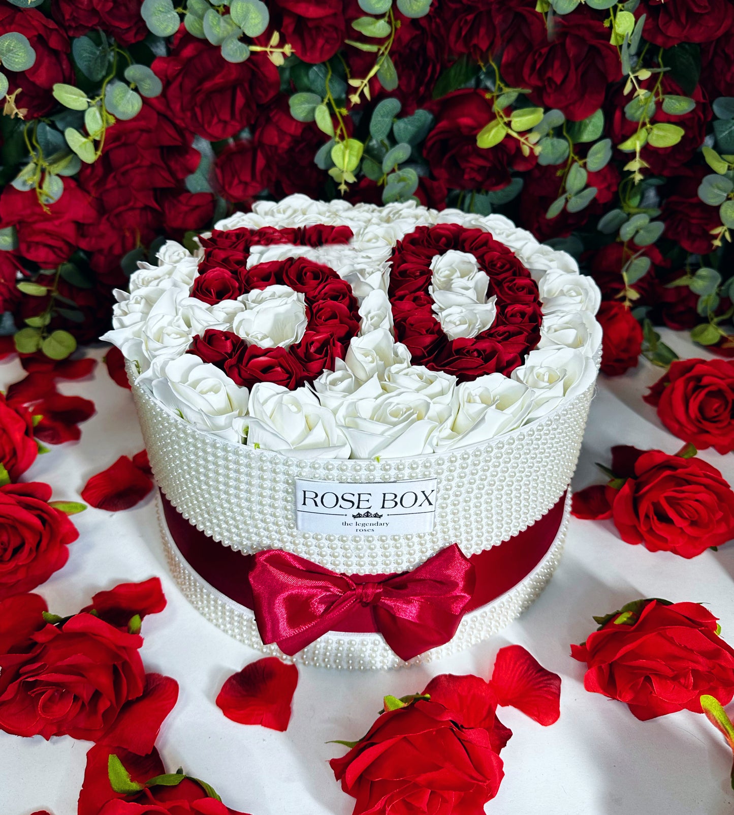 Cutie cu perle și 51 trandafiri alb&roșu personalizată