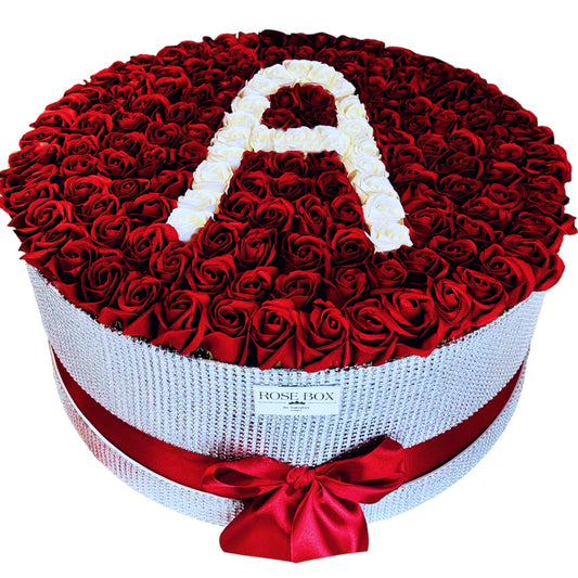 Cutie imensă cu cristale și trandafiri roșu&alb personalizată