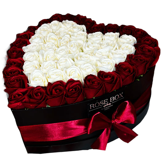 Cutie inimă cu contur și 65 trandafiri
