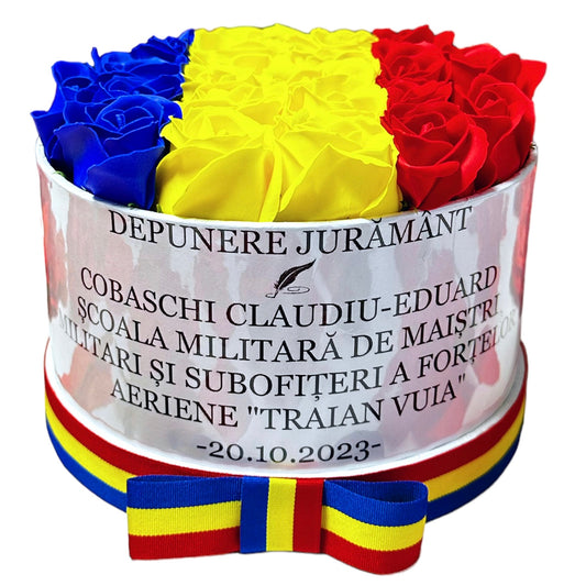 Cutie albă medie cu tricolor și trandafiri inscripționată cu mesaj personalizat