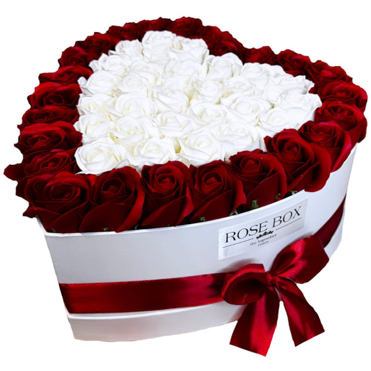 Cutie inima albă cu 51 trandafiri