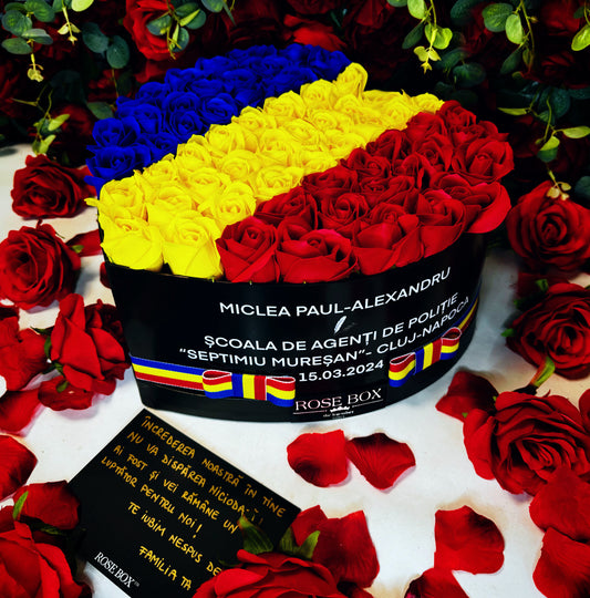 Cutie inimă cu tricolor și 65 trandafiri inscripționată cu mesaj personalizat