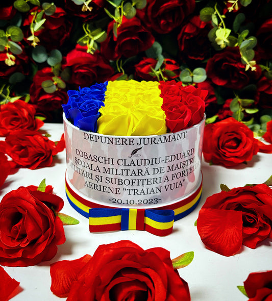 Cutie albă medie cu tricolor și trandafiri inscripționată cu mesaj personalizat